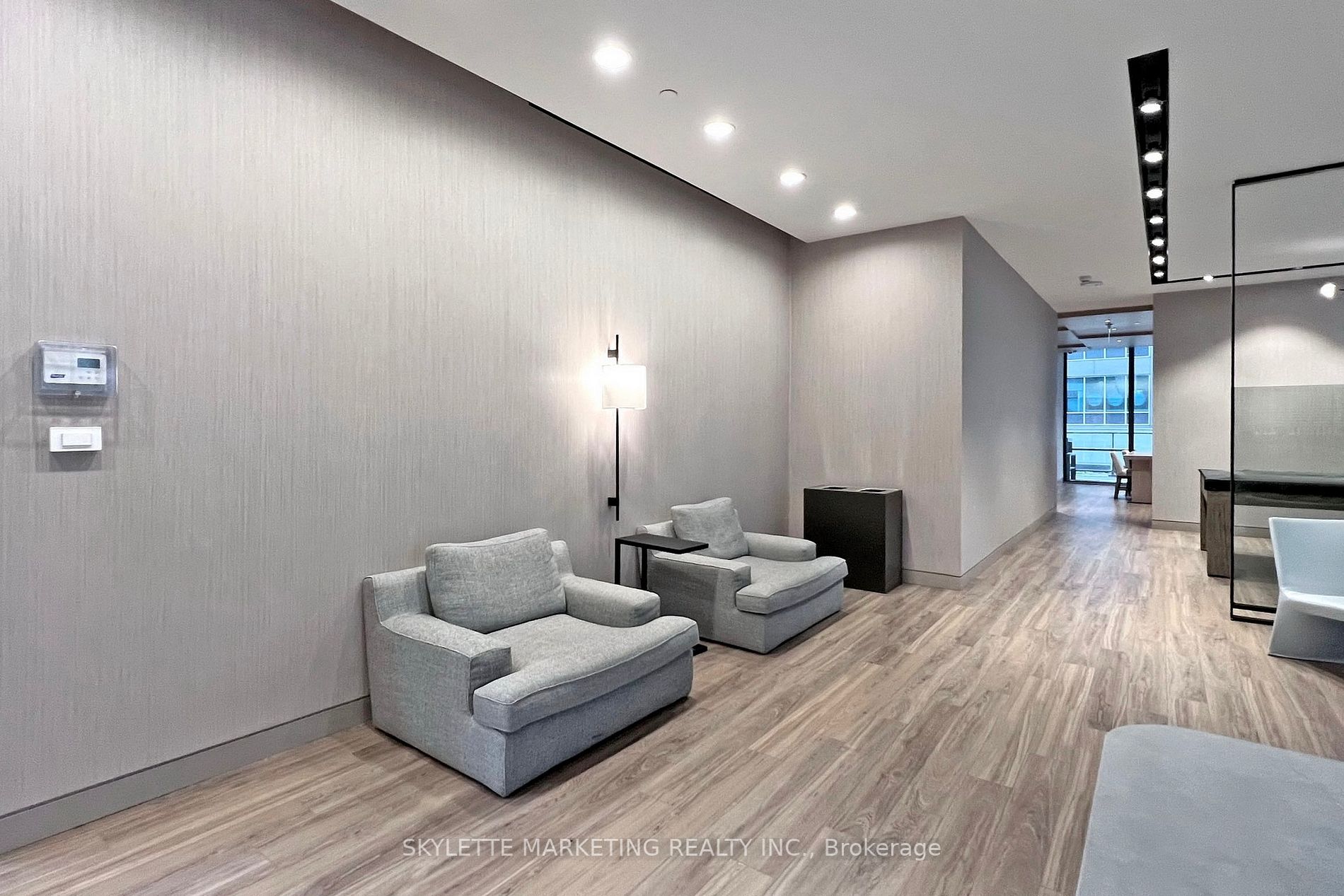 25 Richmond St E, #218