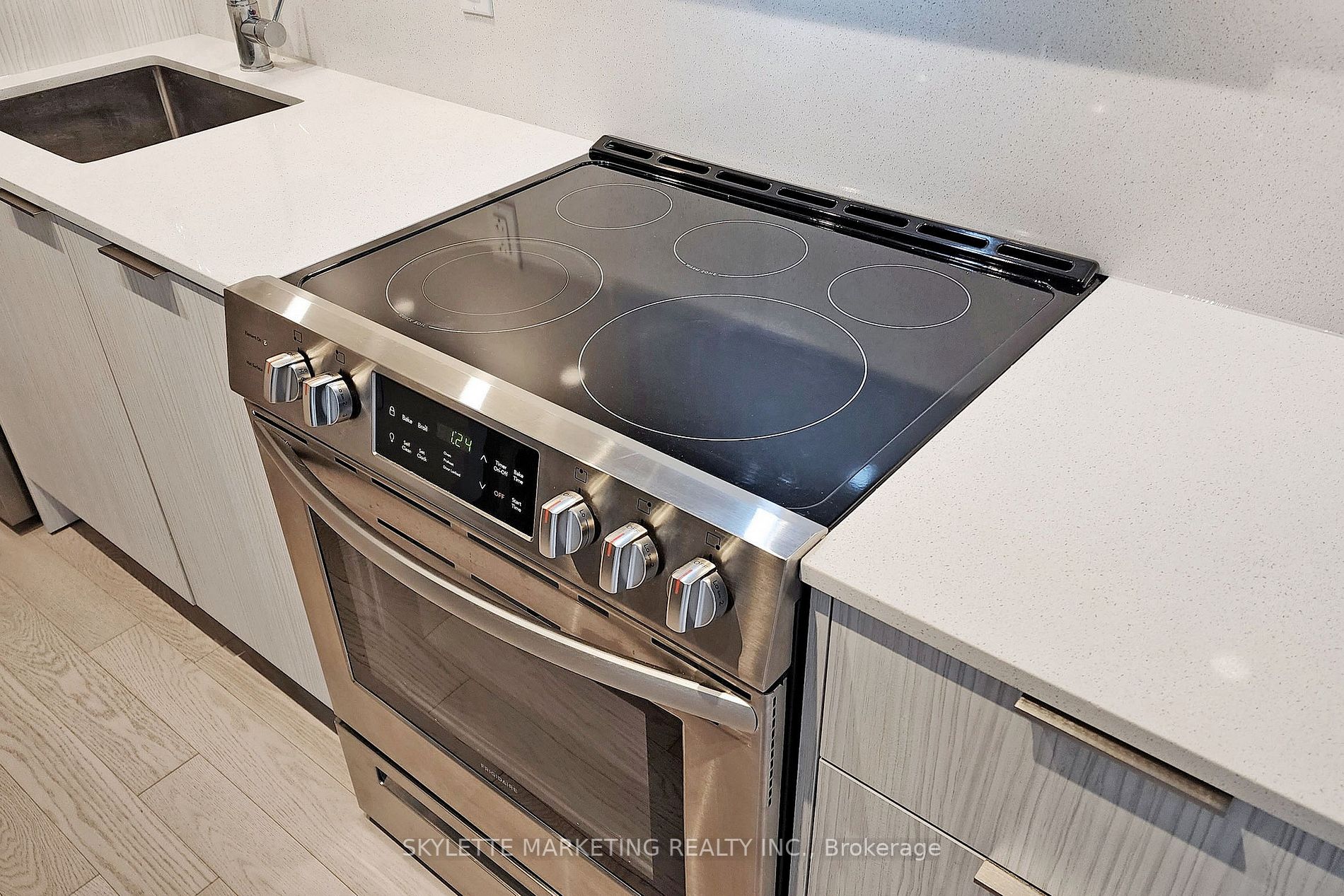 25 Richmond St E, #218