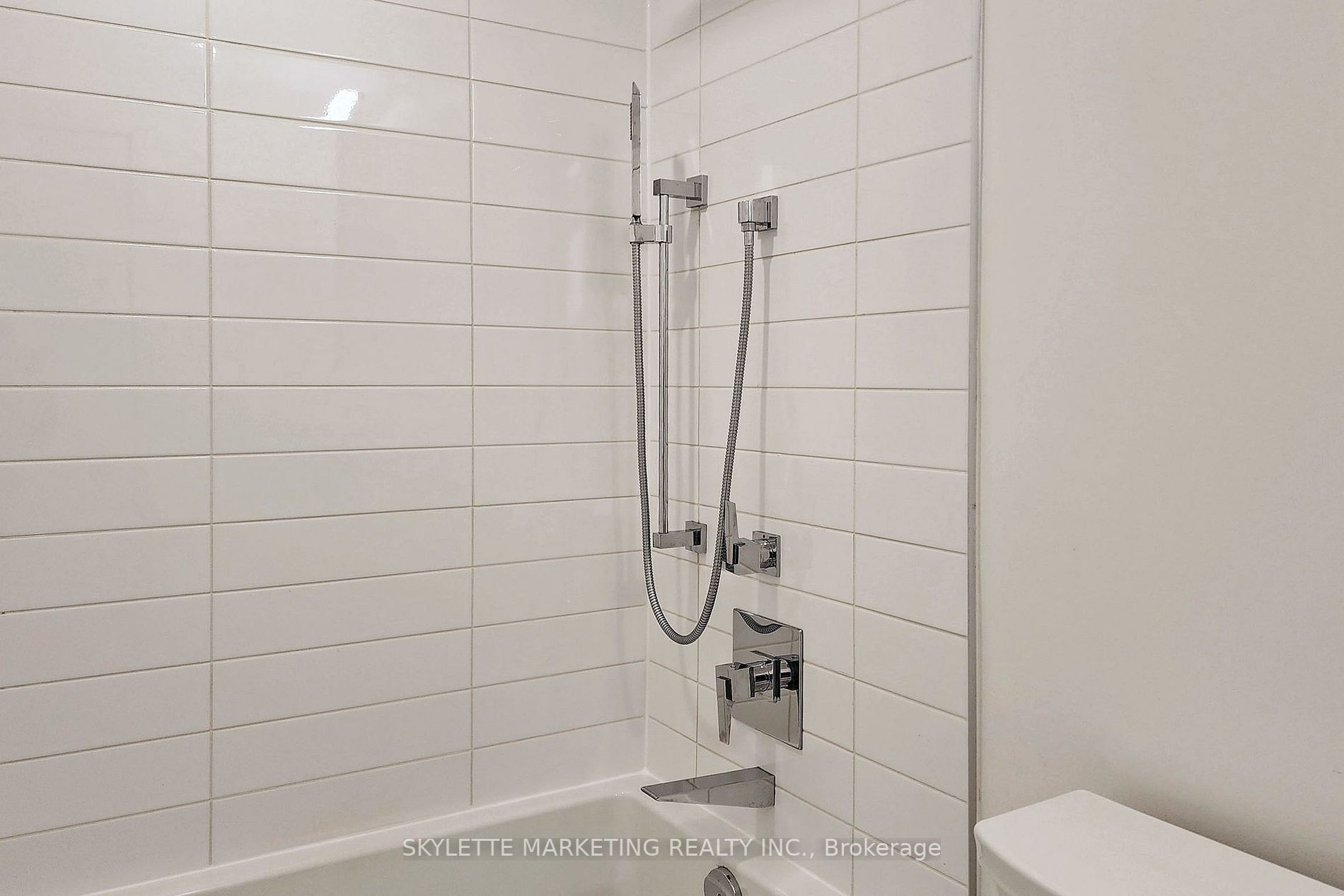 25 Richmond St E, #218