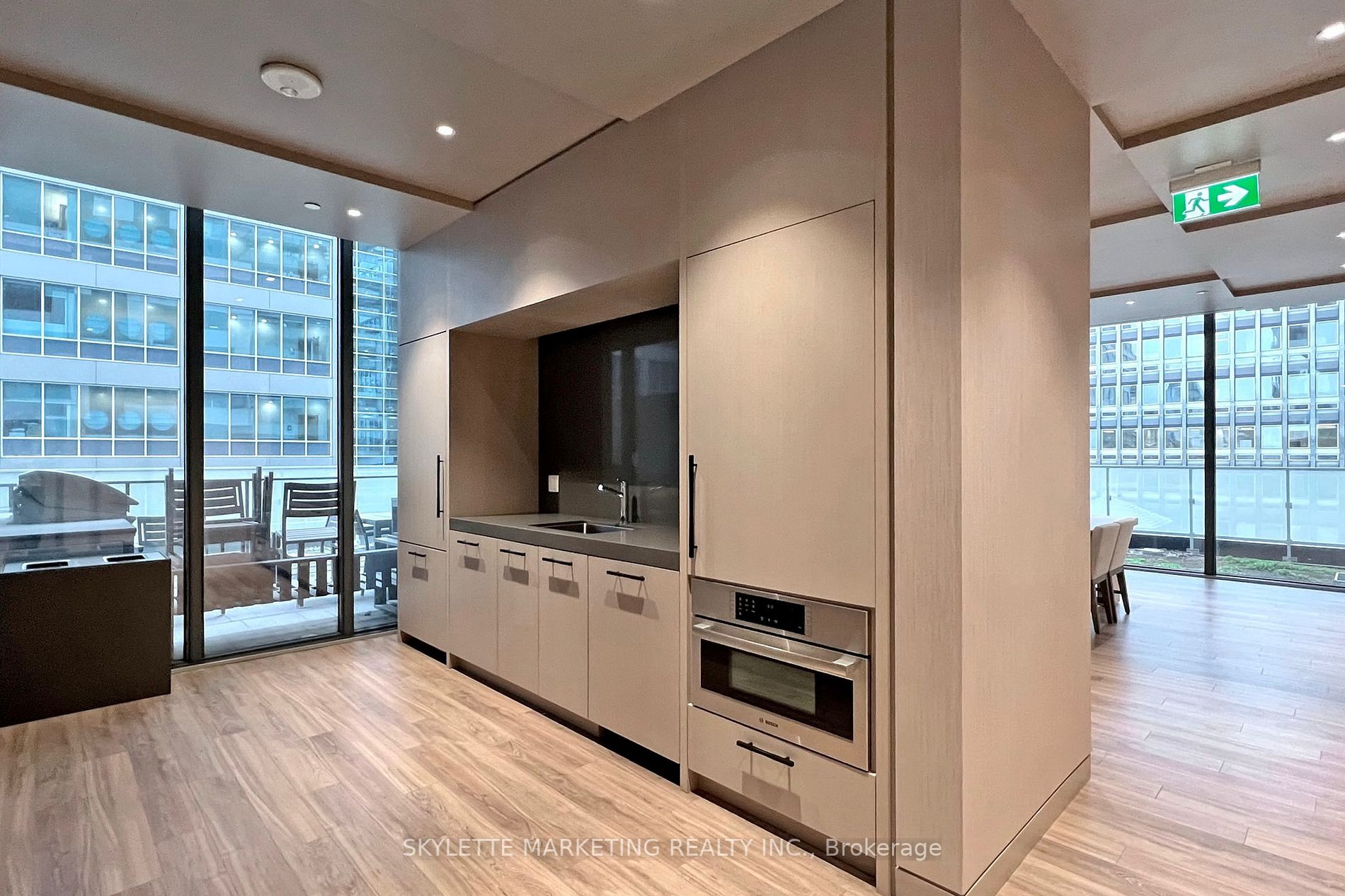 25 Richmond St E, #218