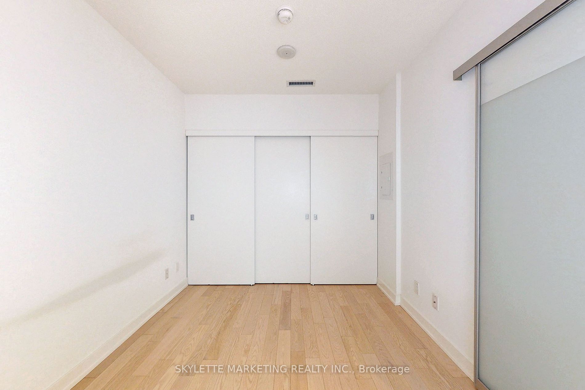 25 Richmond St E, #218