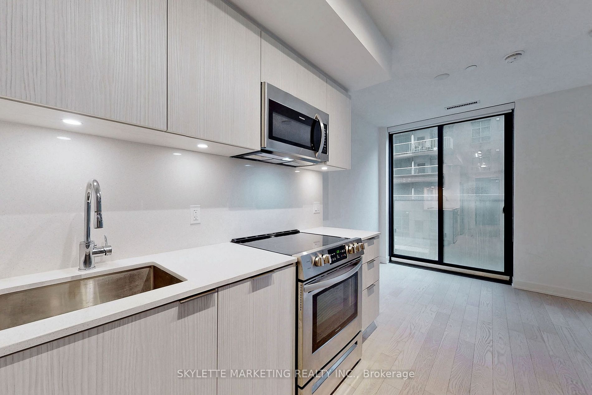 25 Richmond St E, #218