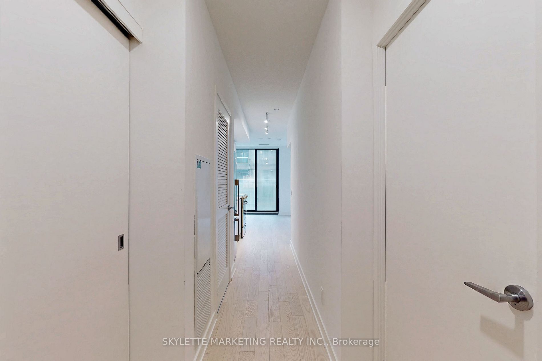25 Richmond St E, #218