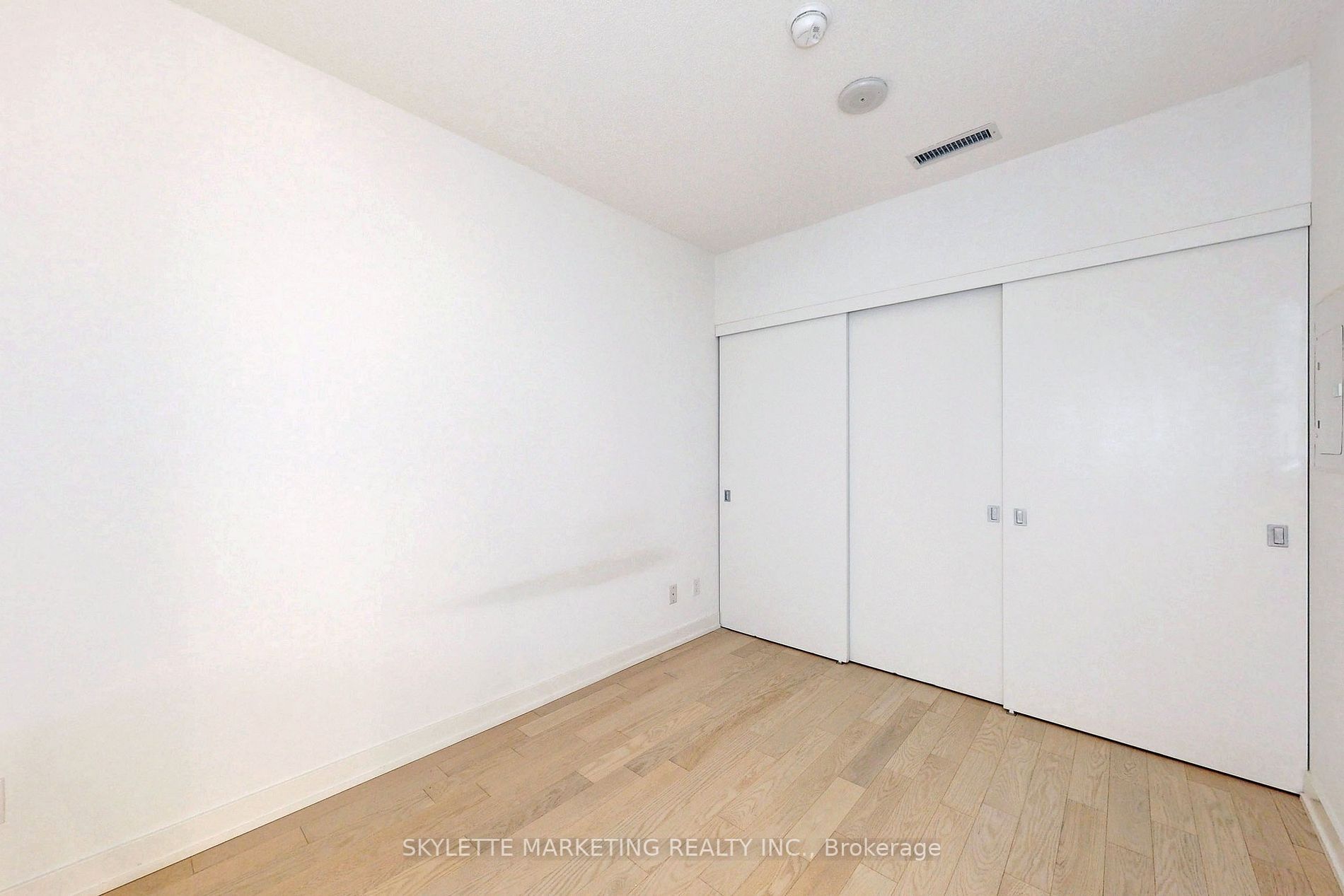 25 Richmond St E, #218