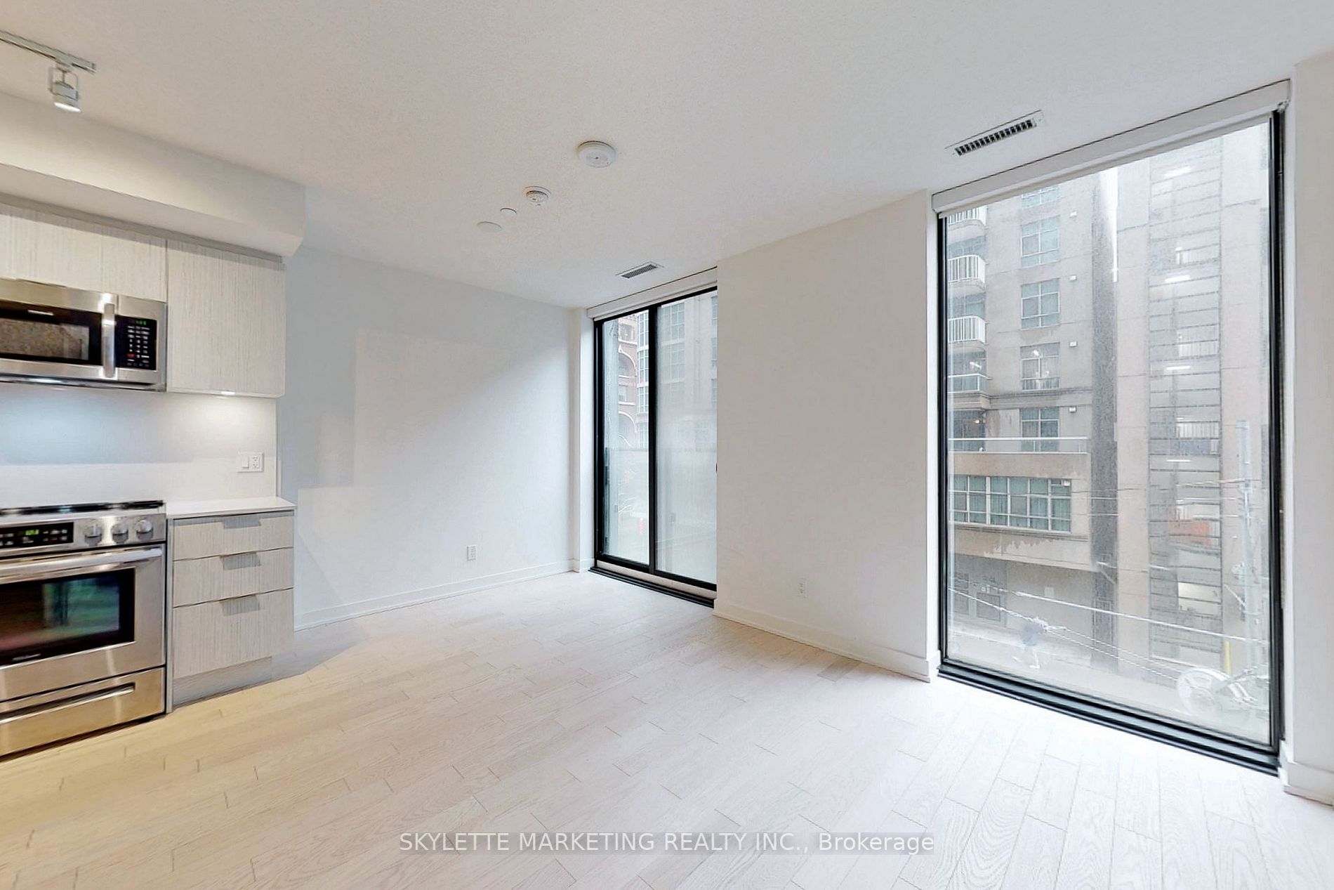 25 Richmond St E, #218