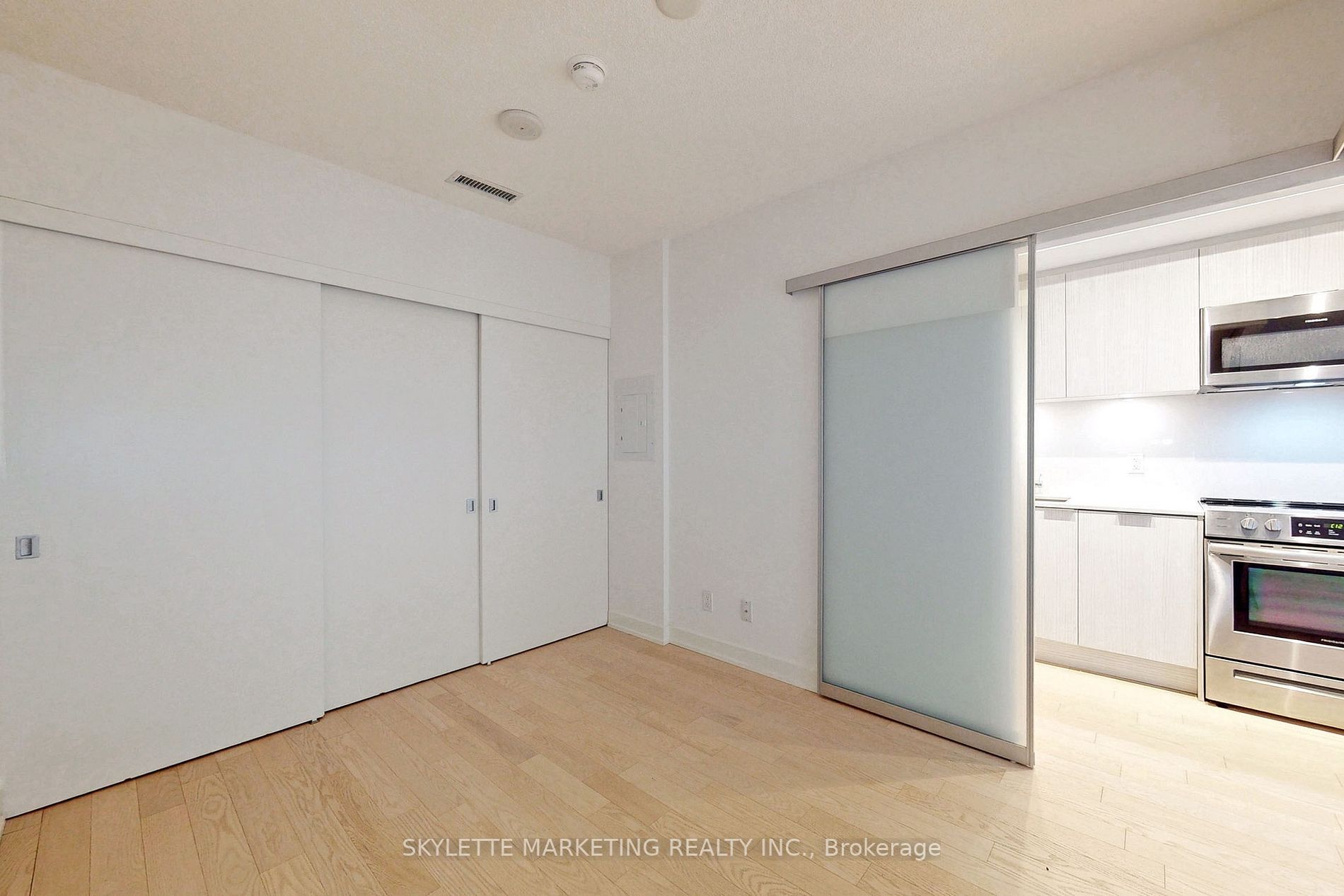 25 Richmond St E, #218