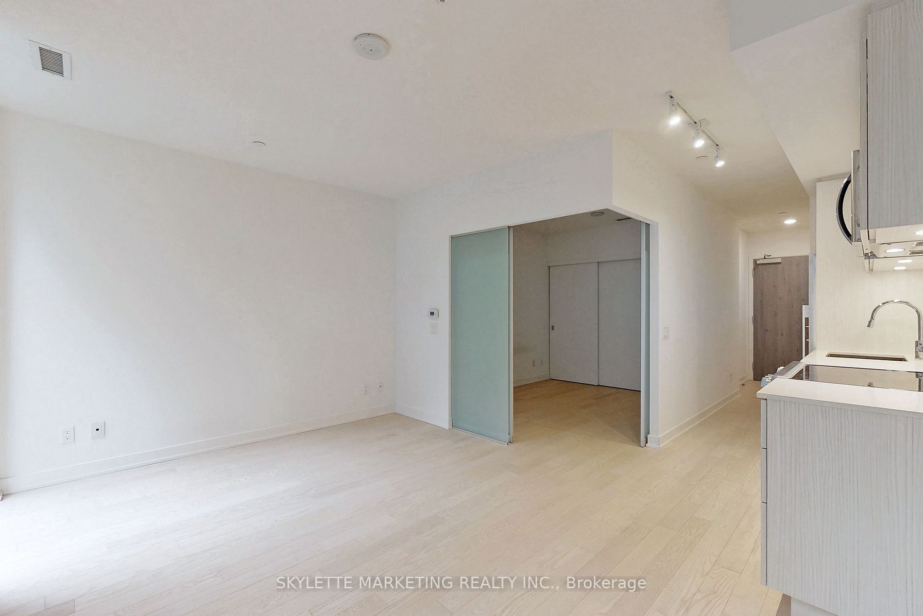 25 Richmond St E, #218