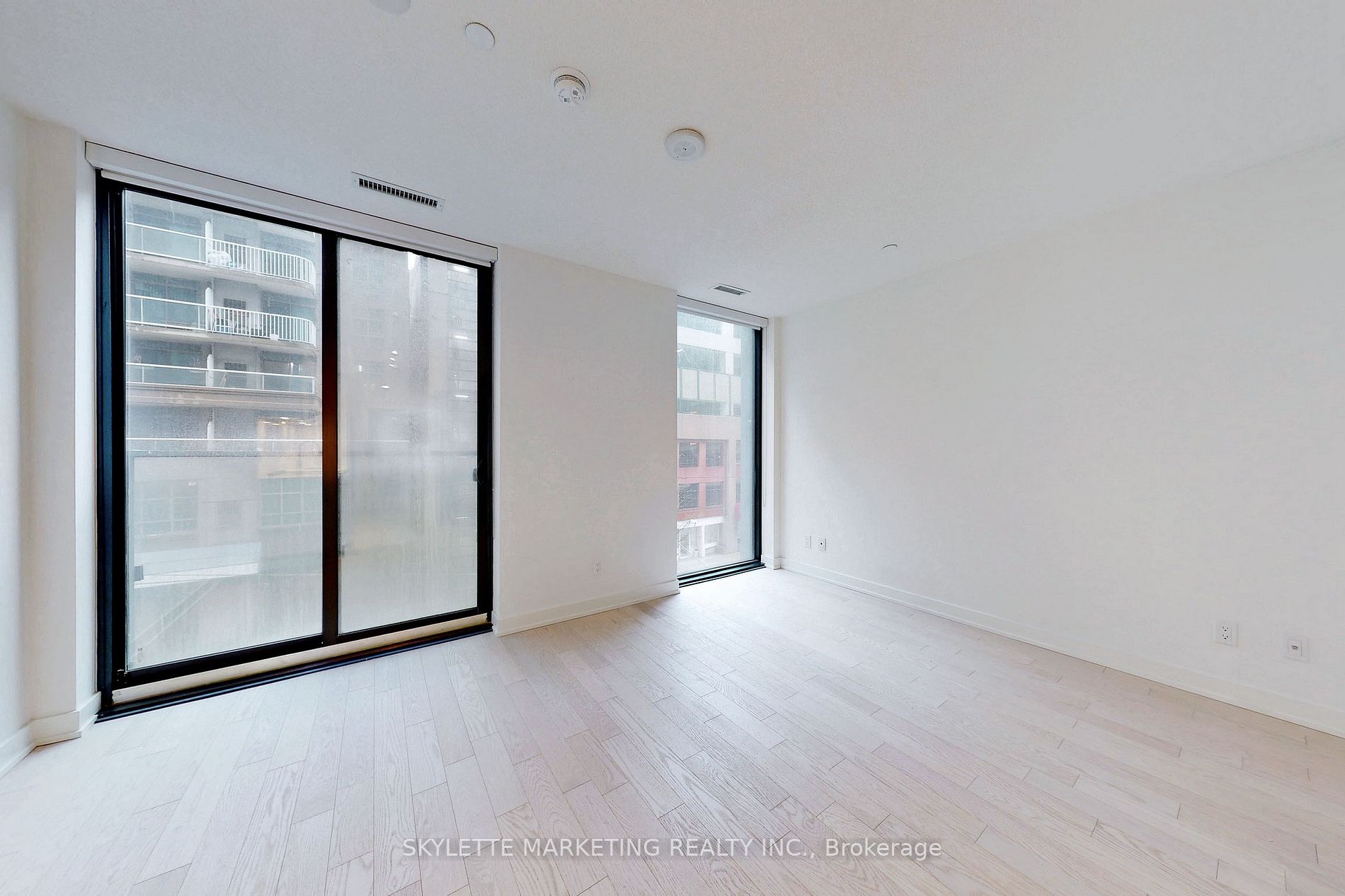 25 Richmond St E, #218