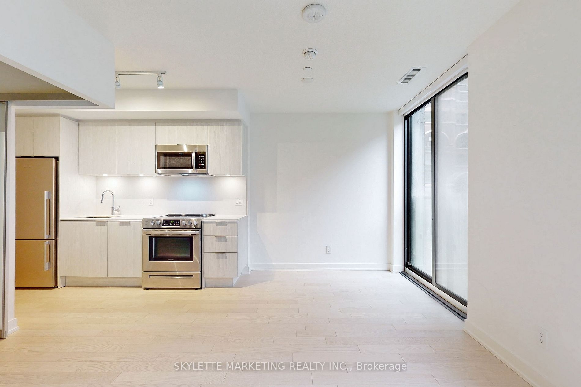 25 Richmond St E, #218