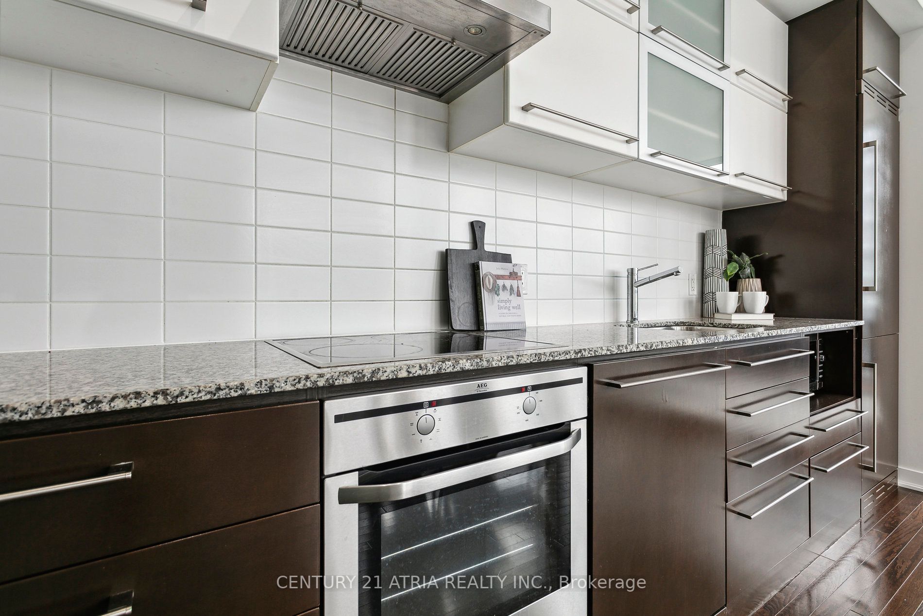 770 Bay St, #1212