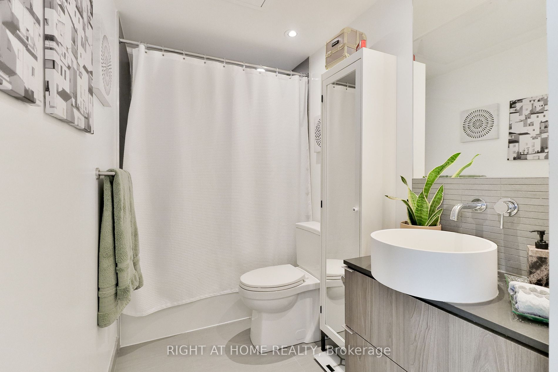 161 Roehampton Ave, #3205