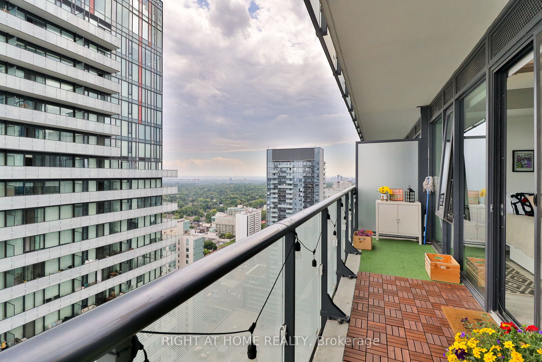 161 Roehampton Ave, #3205