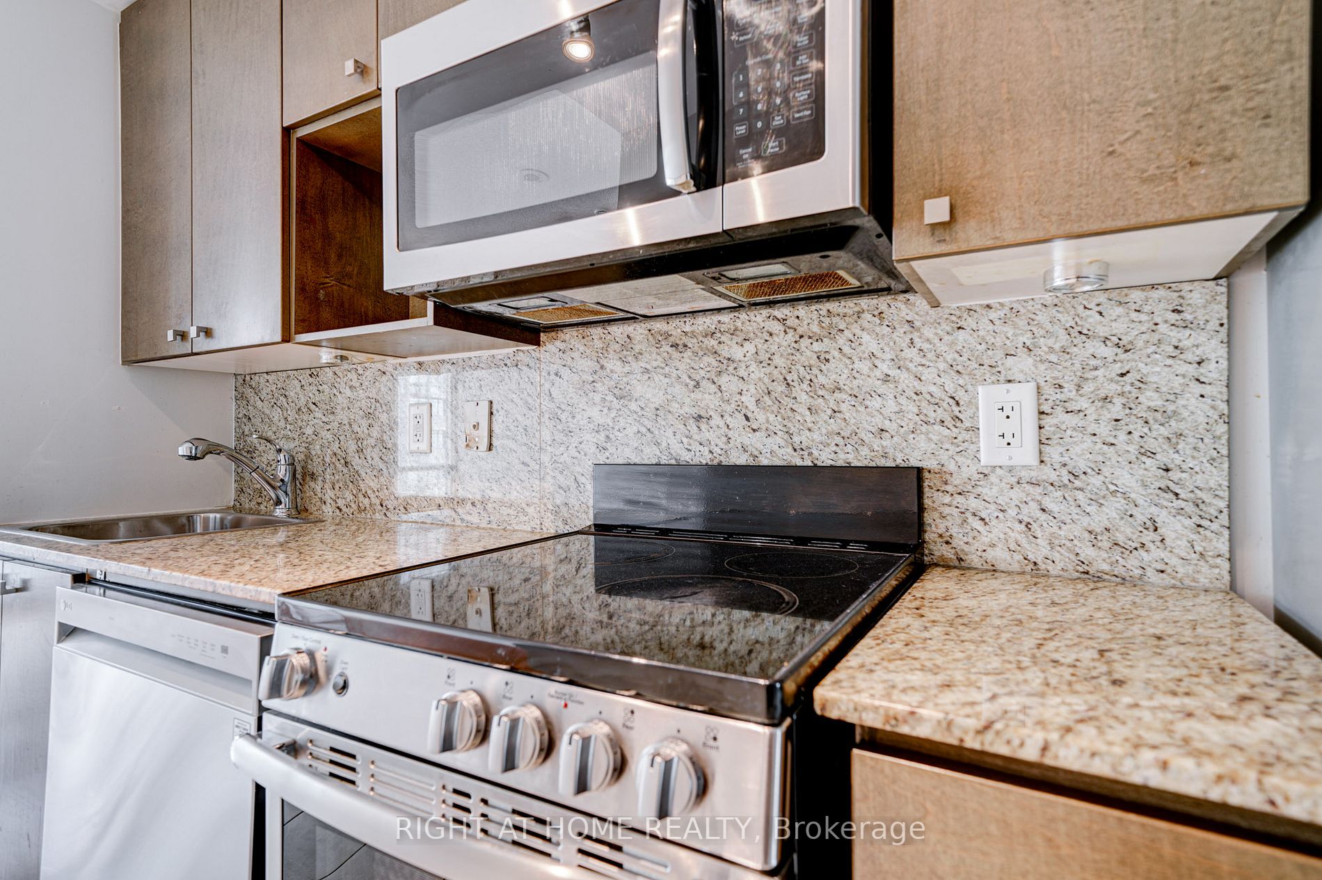 11 Brunel Crt, #3305