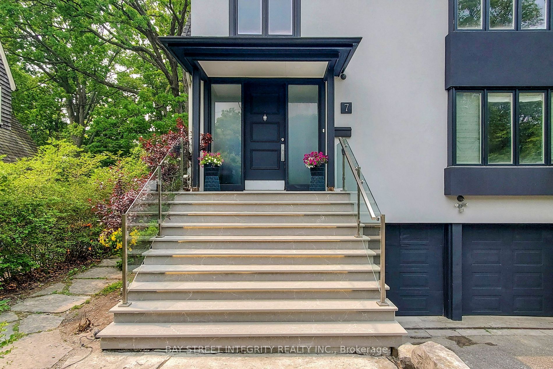 7 Douglas Crescent