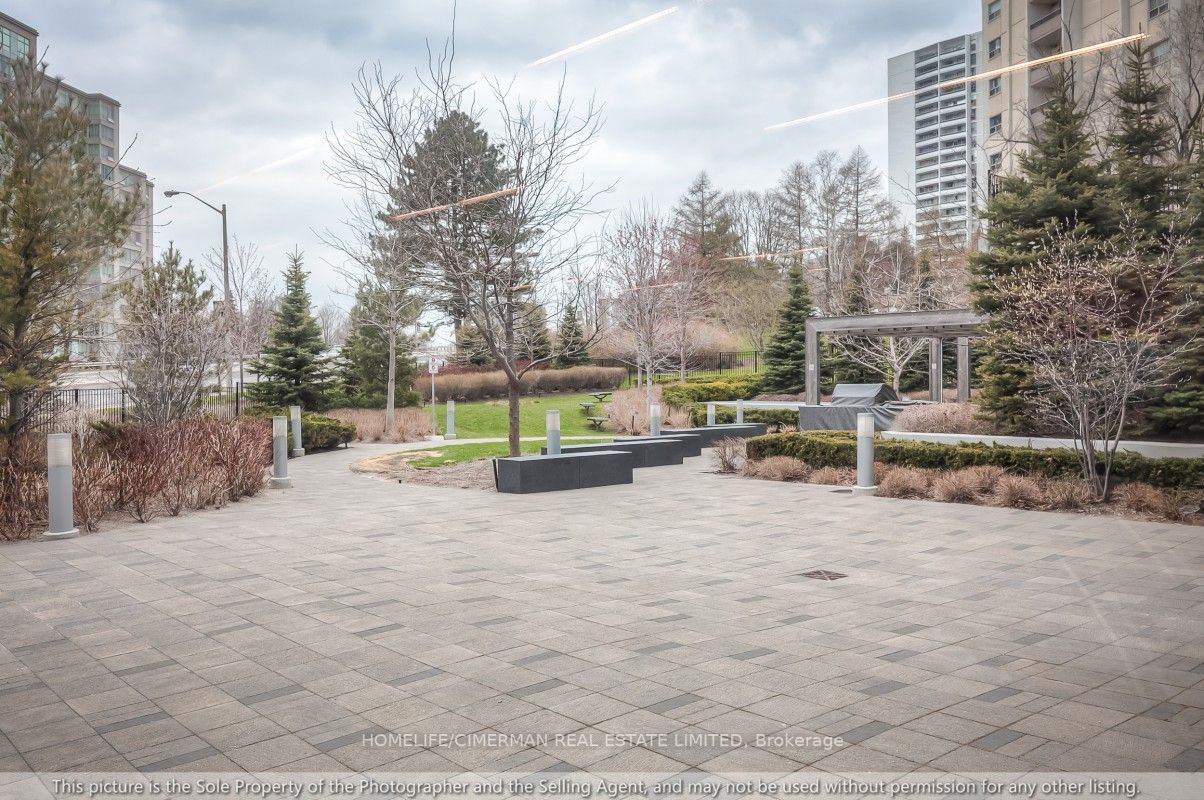 18 Graydon Hall Dr, #1804