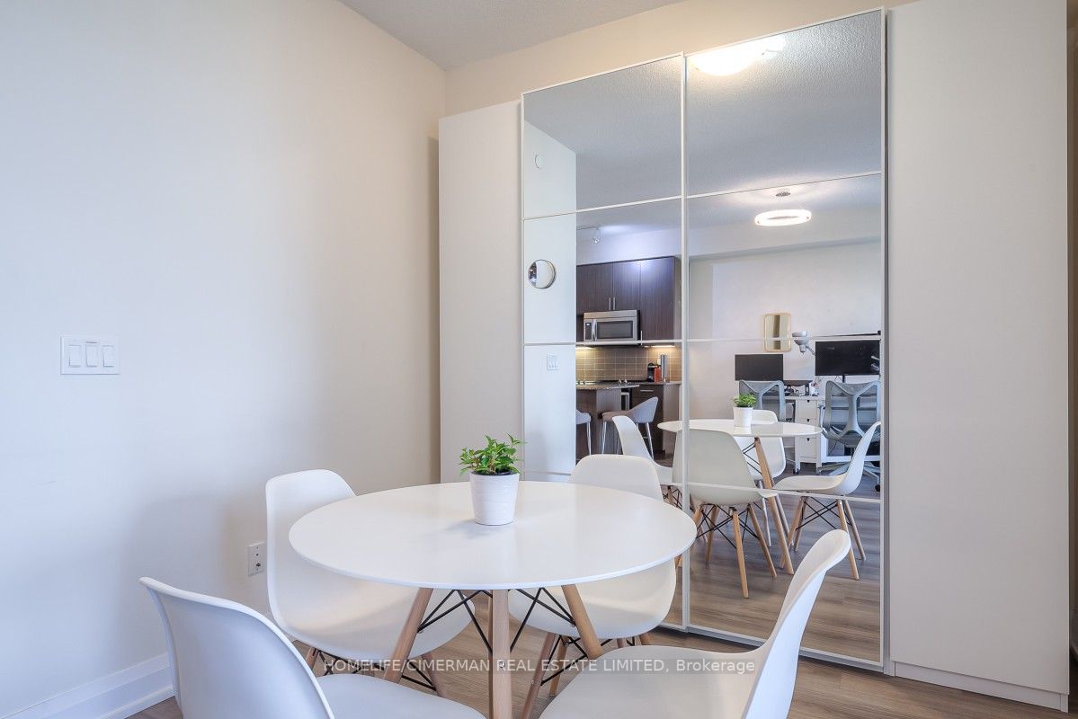 18 Graydon Hall Dr, #1804