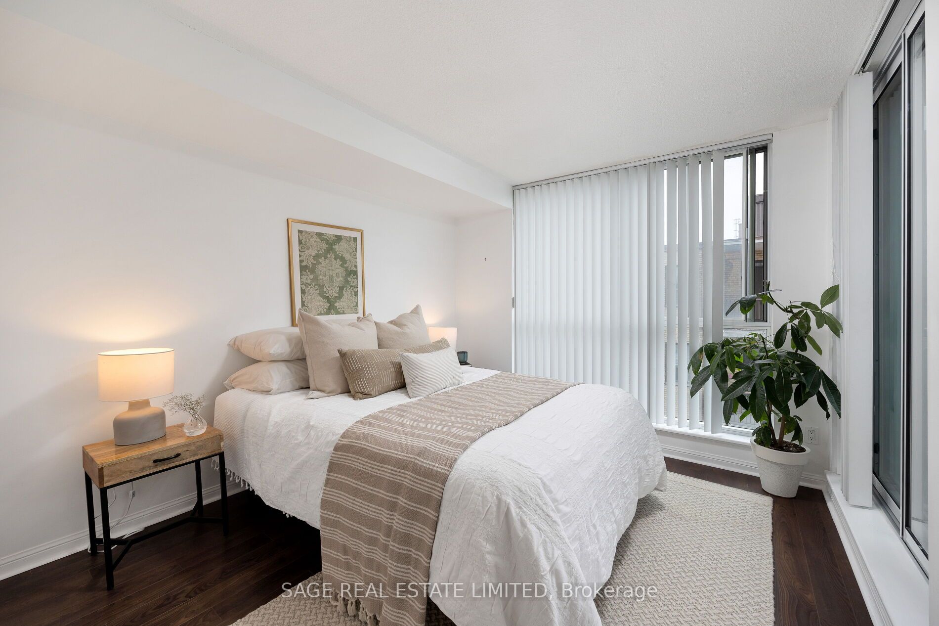 398 Eglinton Ave E, #706