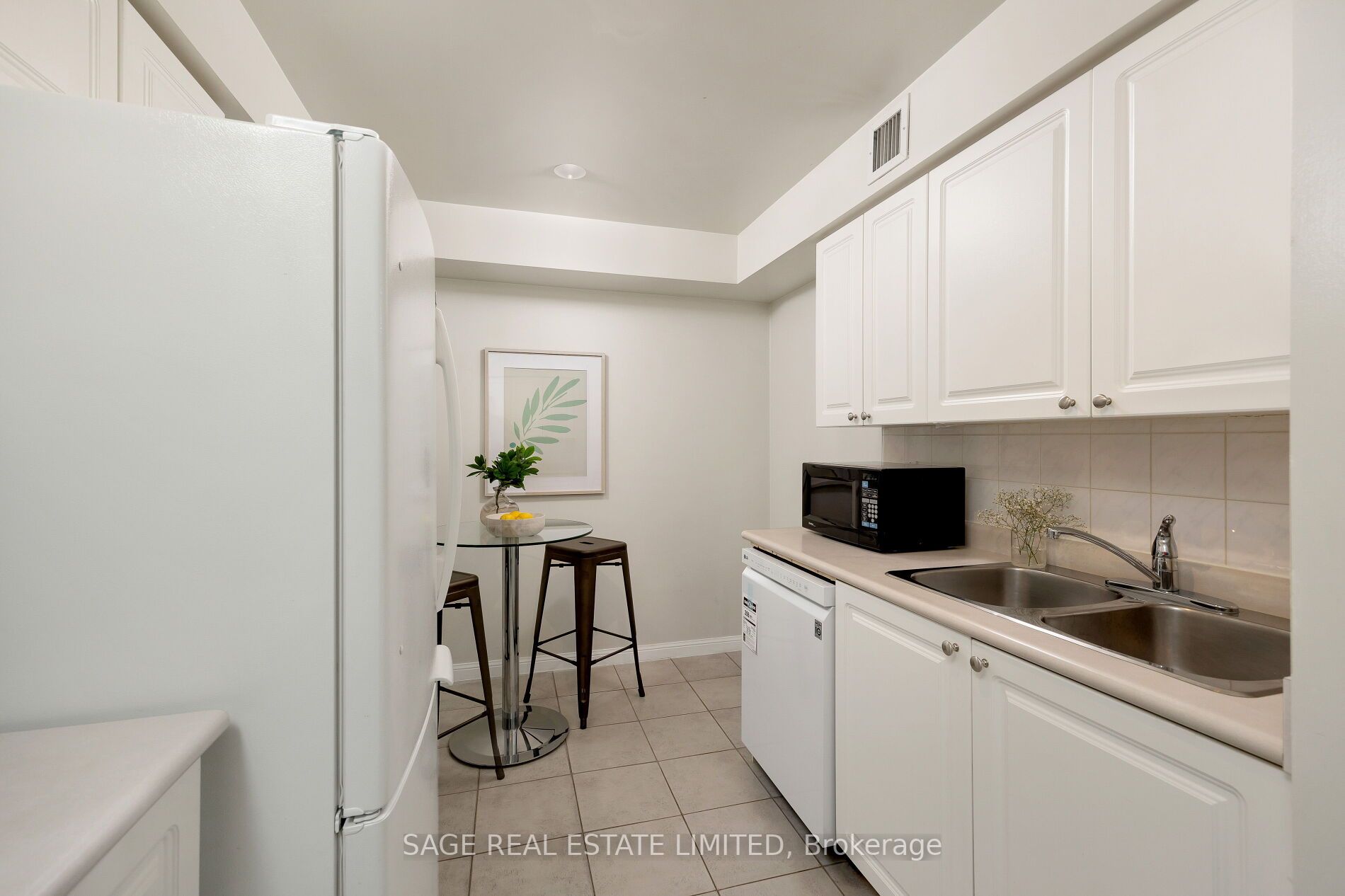 398 Eglinton Ave E, #706