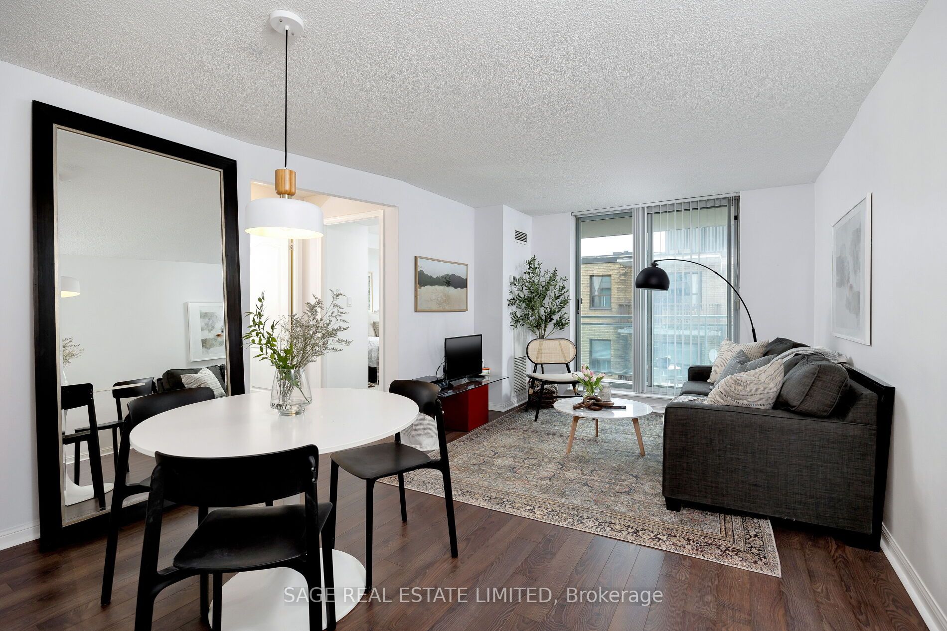 398 Eglinton Ave E, #706