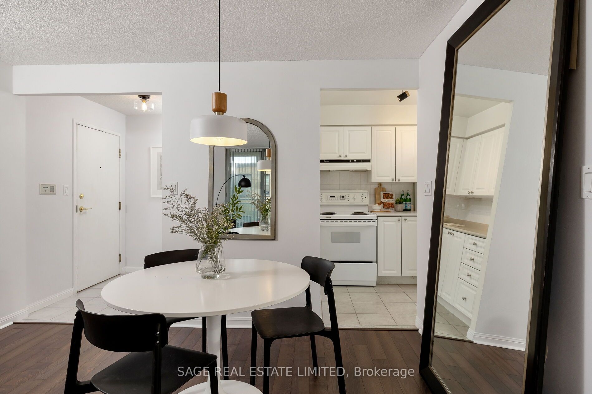 398 Eglinton Ave E, #706