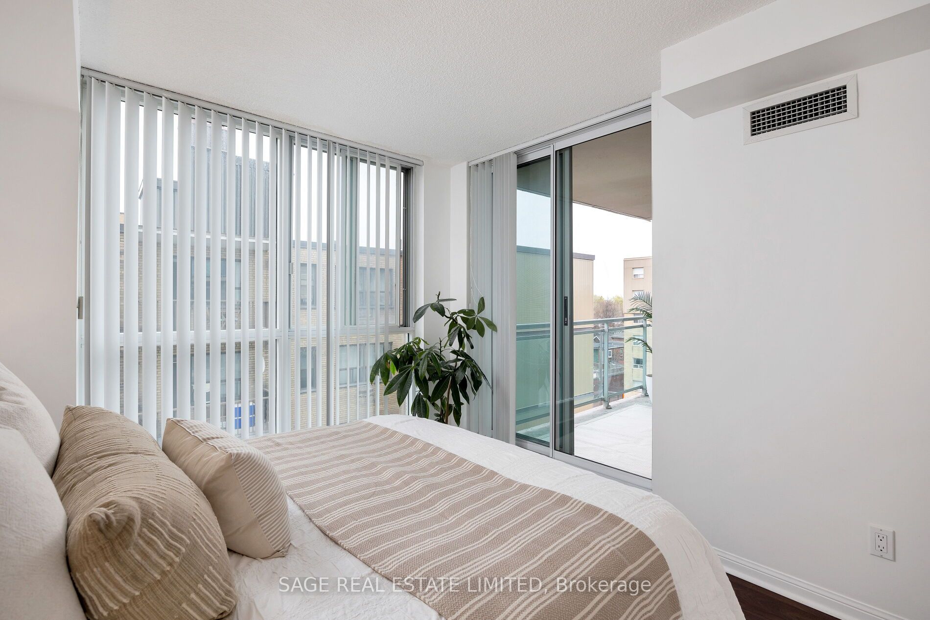 398 Eglinton Ave E, #706