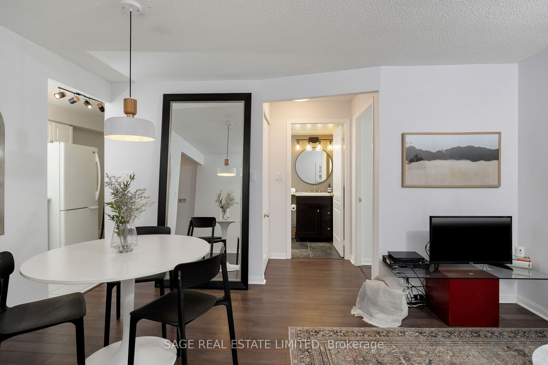 398 Eglinton Ave E, #706