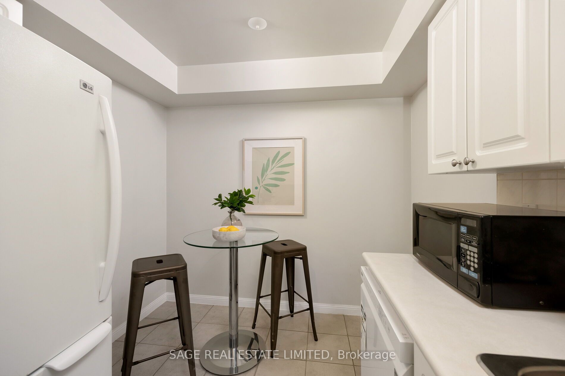 398 Eglinton Ave E, #706