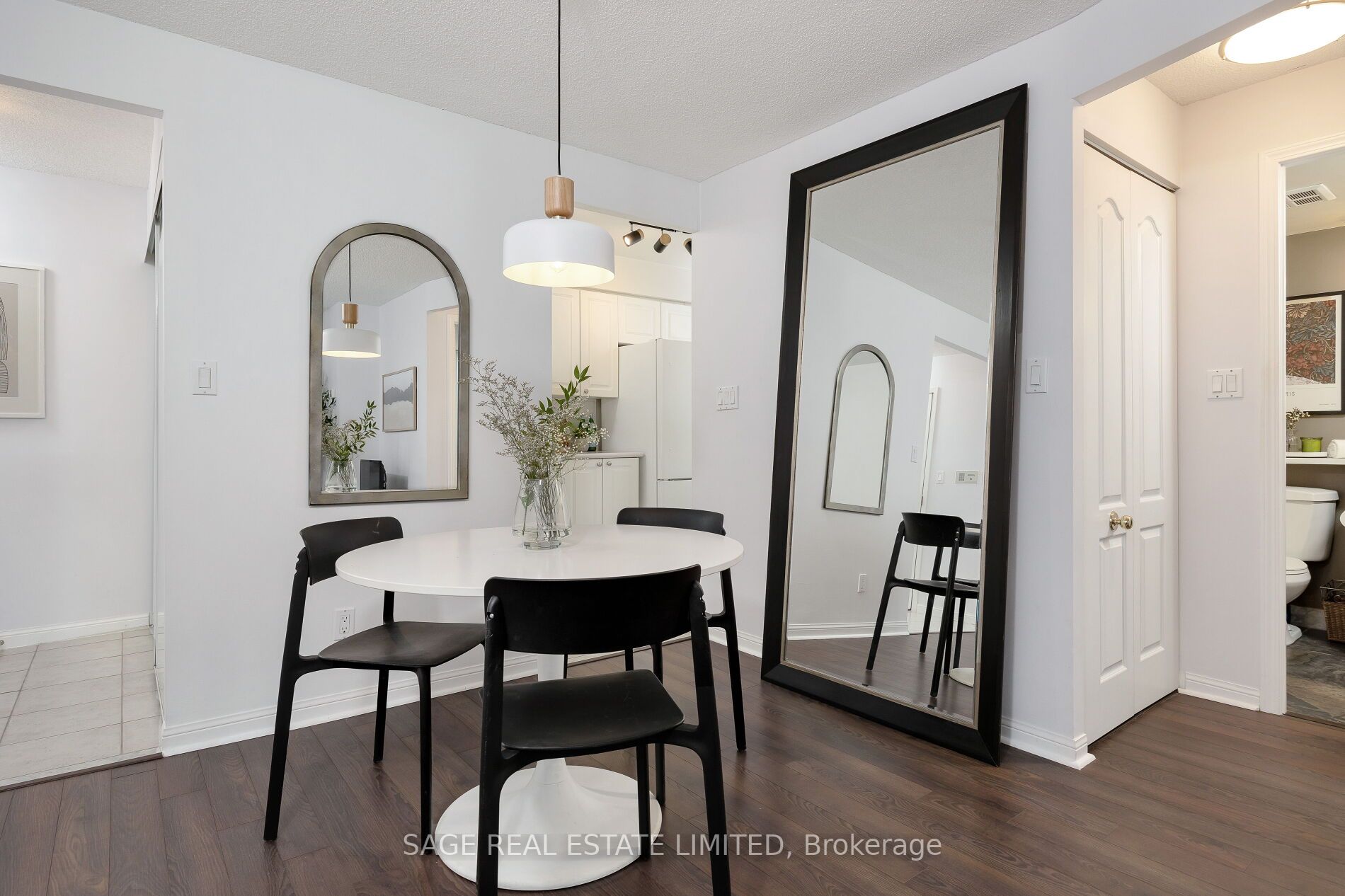 398 Eglinton Ave E, #706