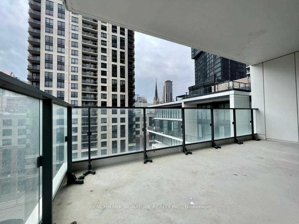 77 Shuter Street, #802