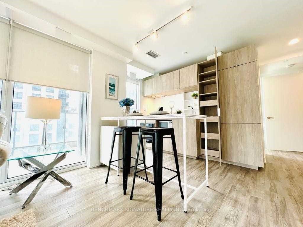 77 Shuter Street, #802