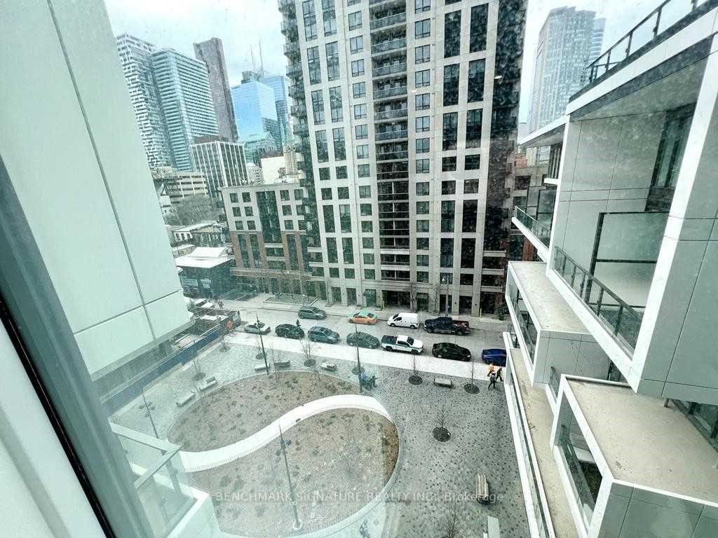 77 Shuter Street, #802