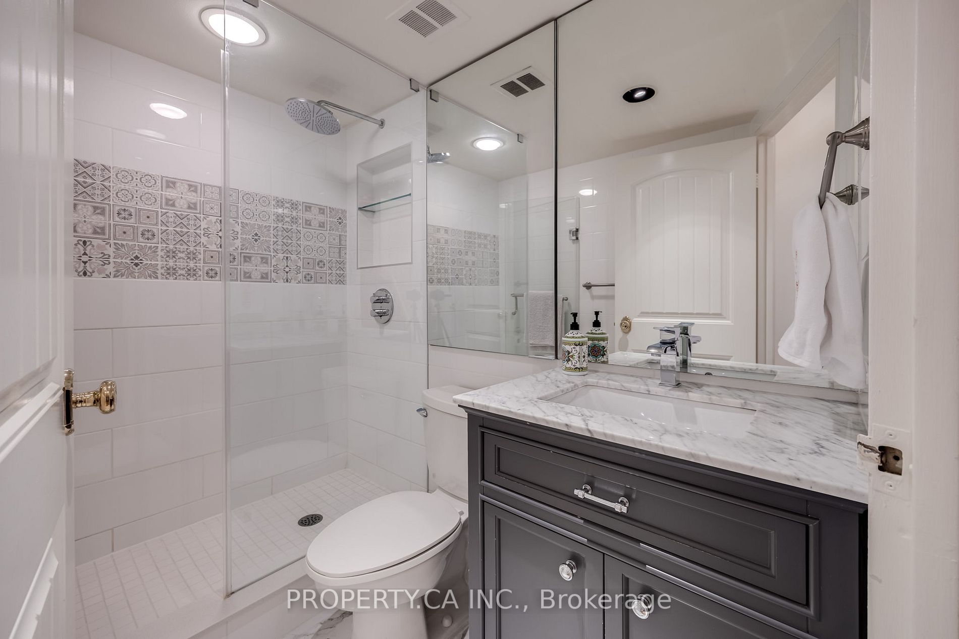 33 Harbour Sq, #410/204