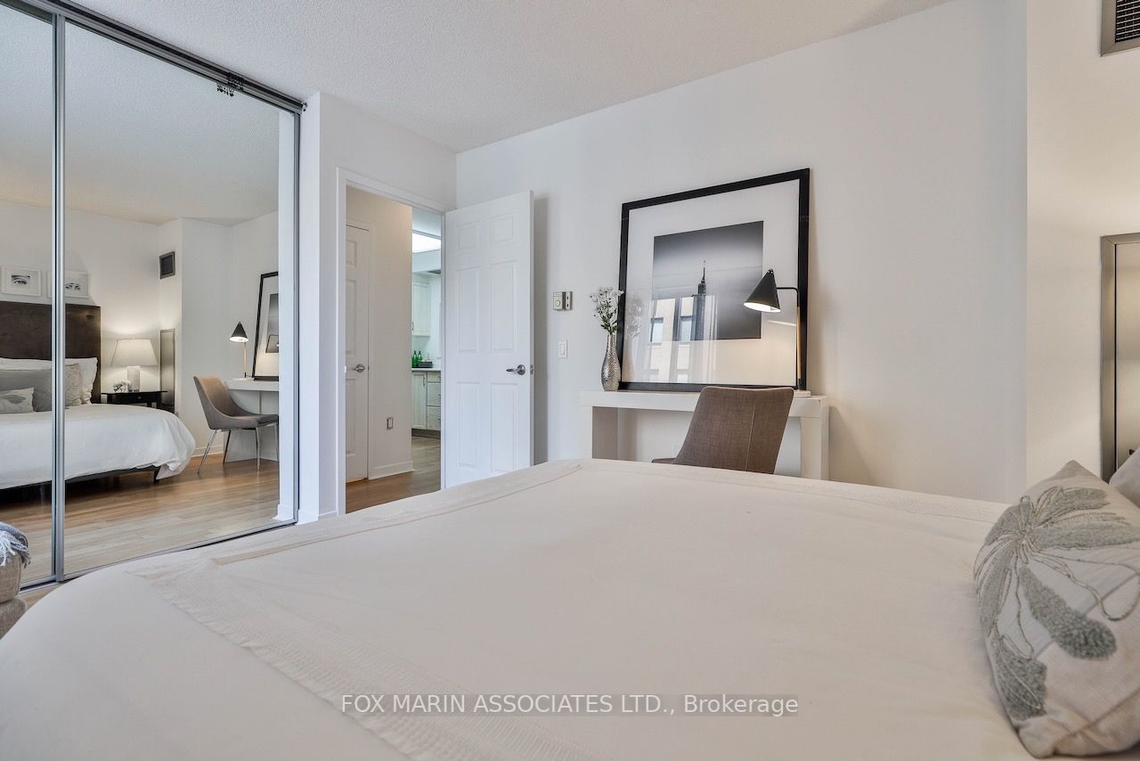 284 Bloor St W, #206