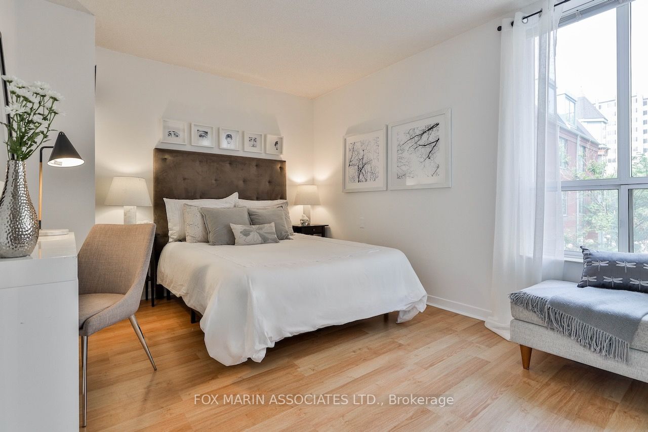 284 Bloor St W, #206