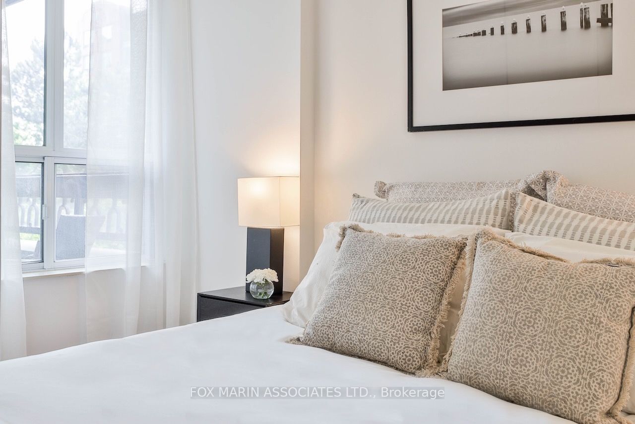 284 Bloor St W, #206