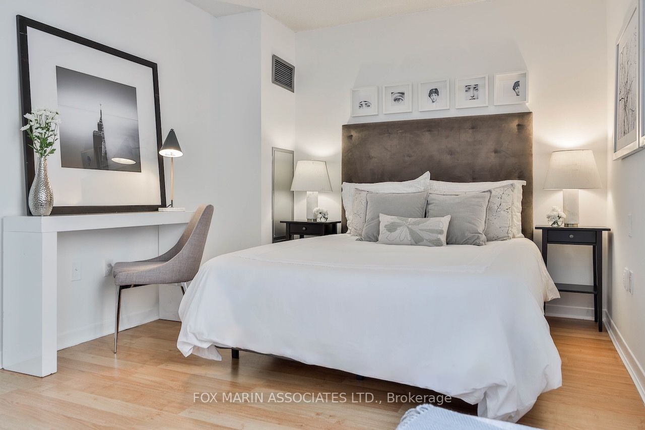284 Bloor St W, #206