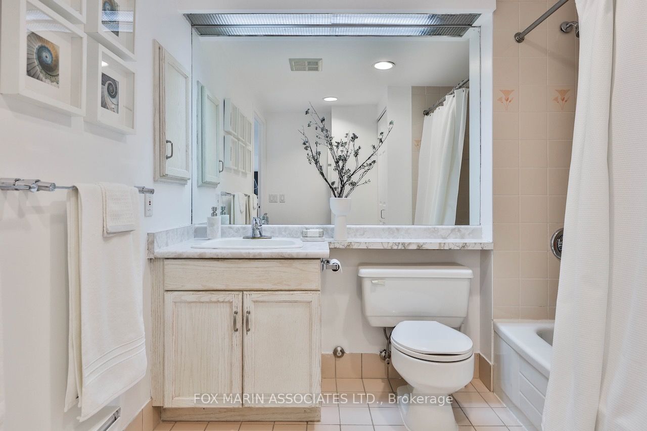 284 Bloor St W, #206