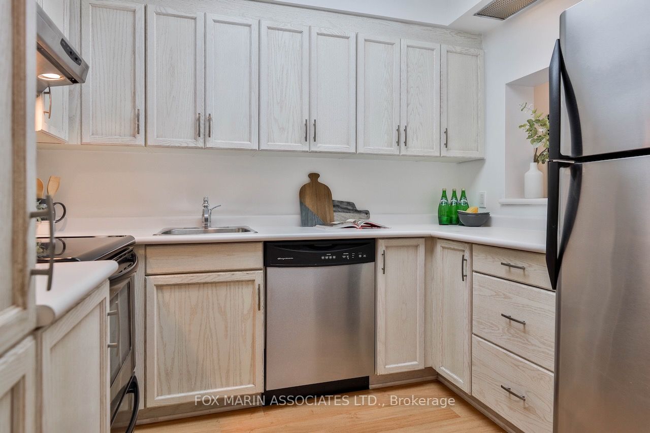 284 Bloor St W, #206