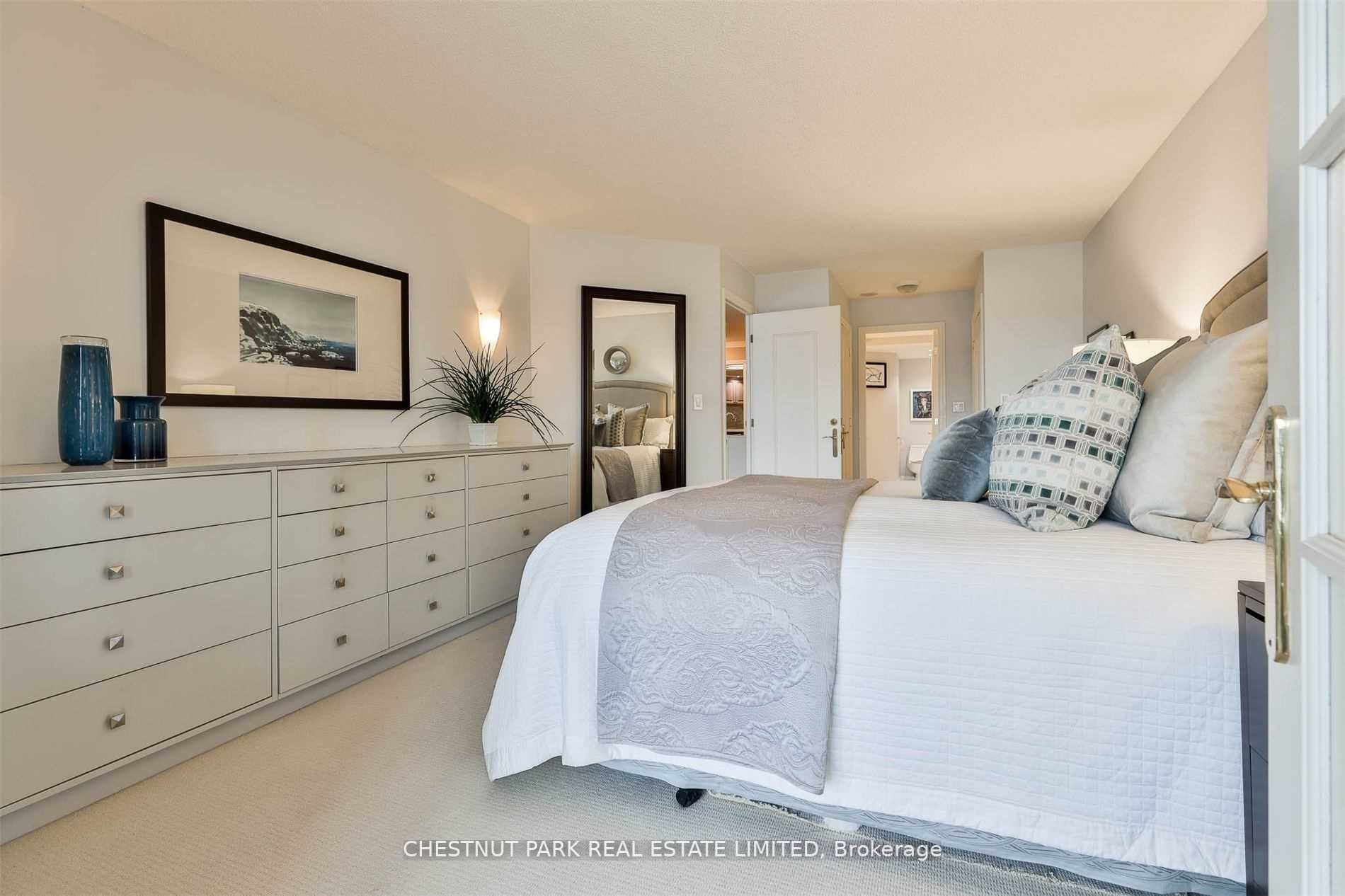 2727 Yonge Street, #711