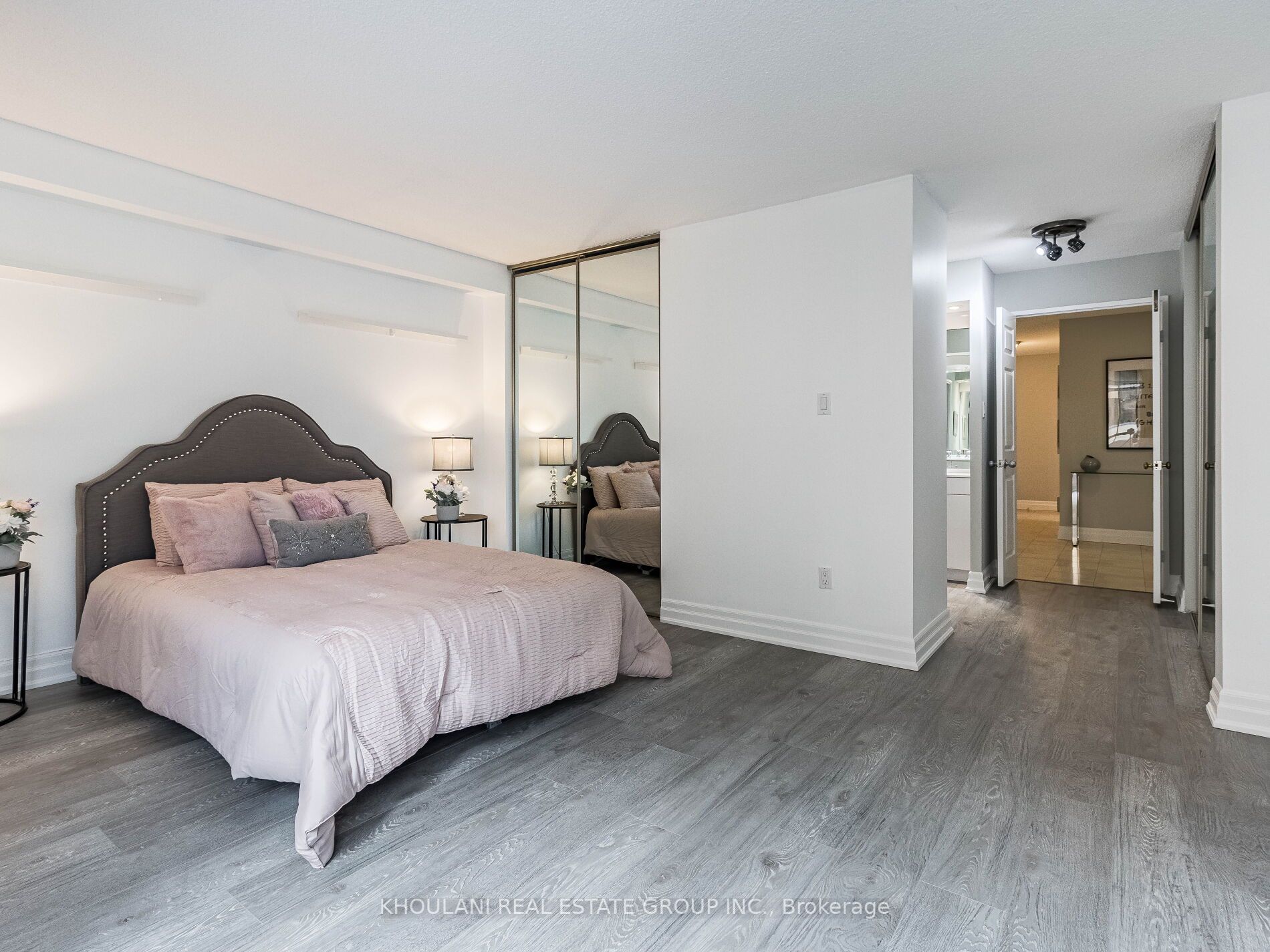 280 Simcoe St, #709