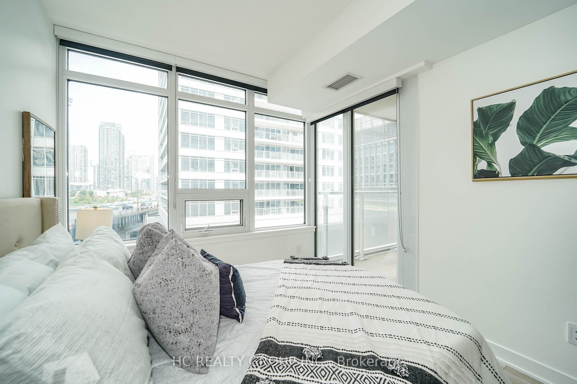 19 Bathurst St, #709