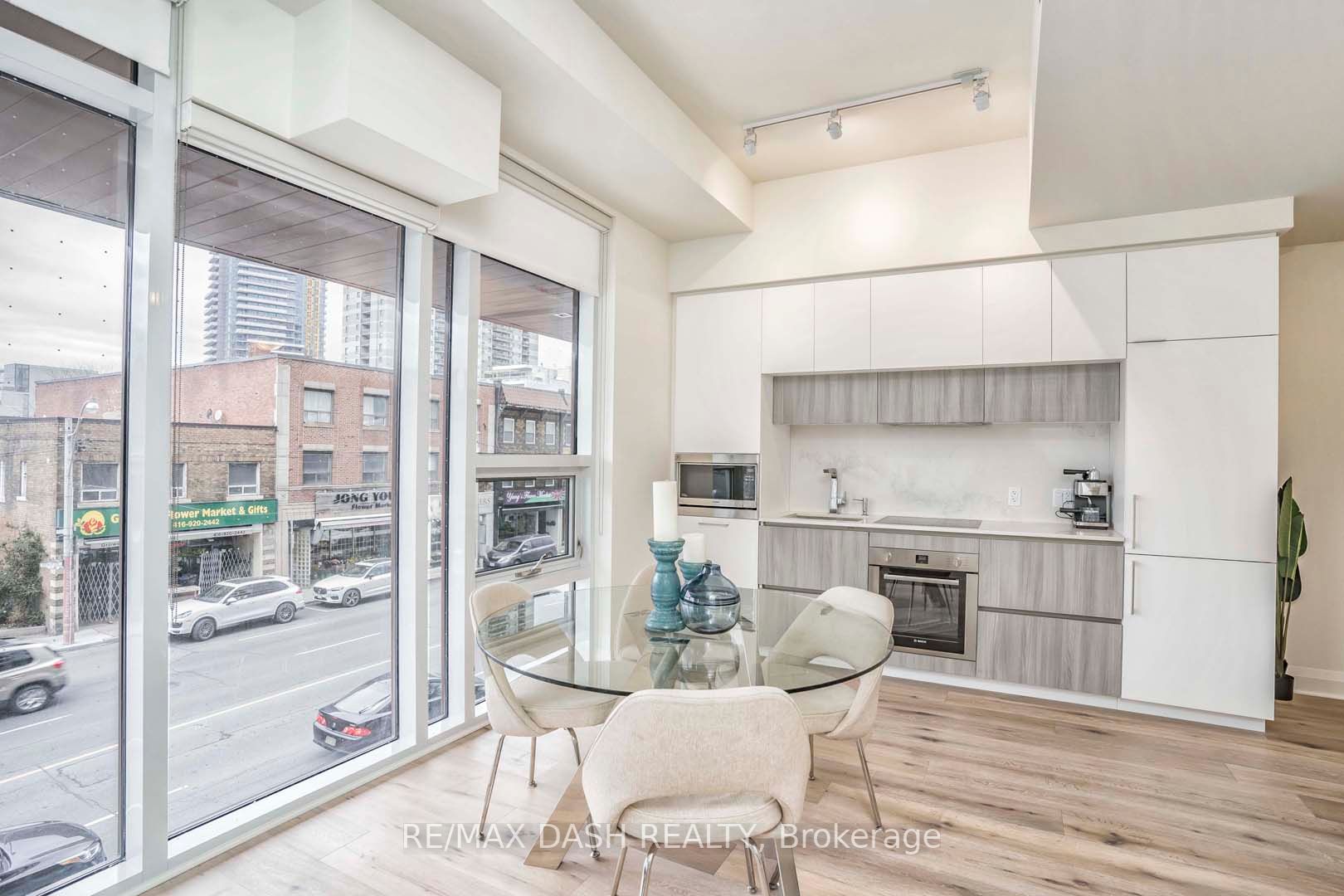 151 Avenue Rd, #205