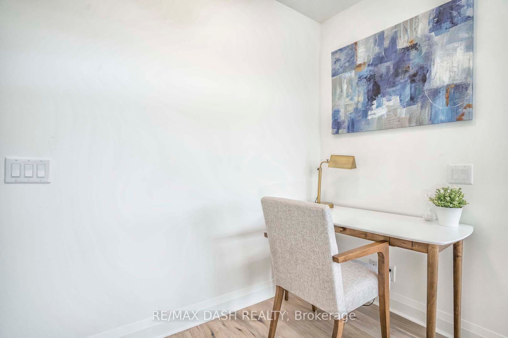 151 Avenue Rd, #205