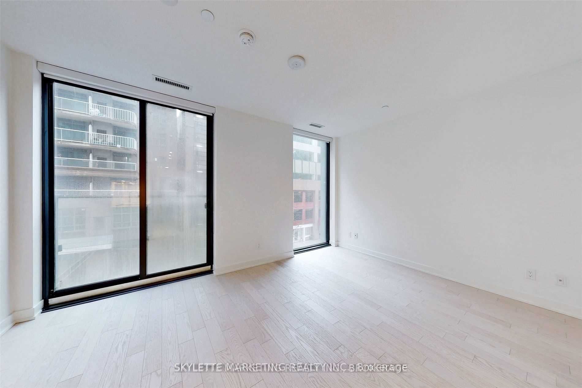 25 Richmond St E, #218