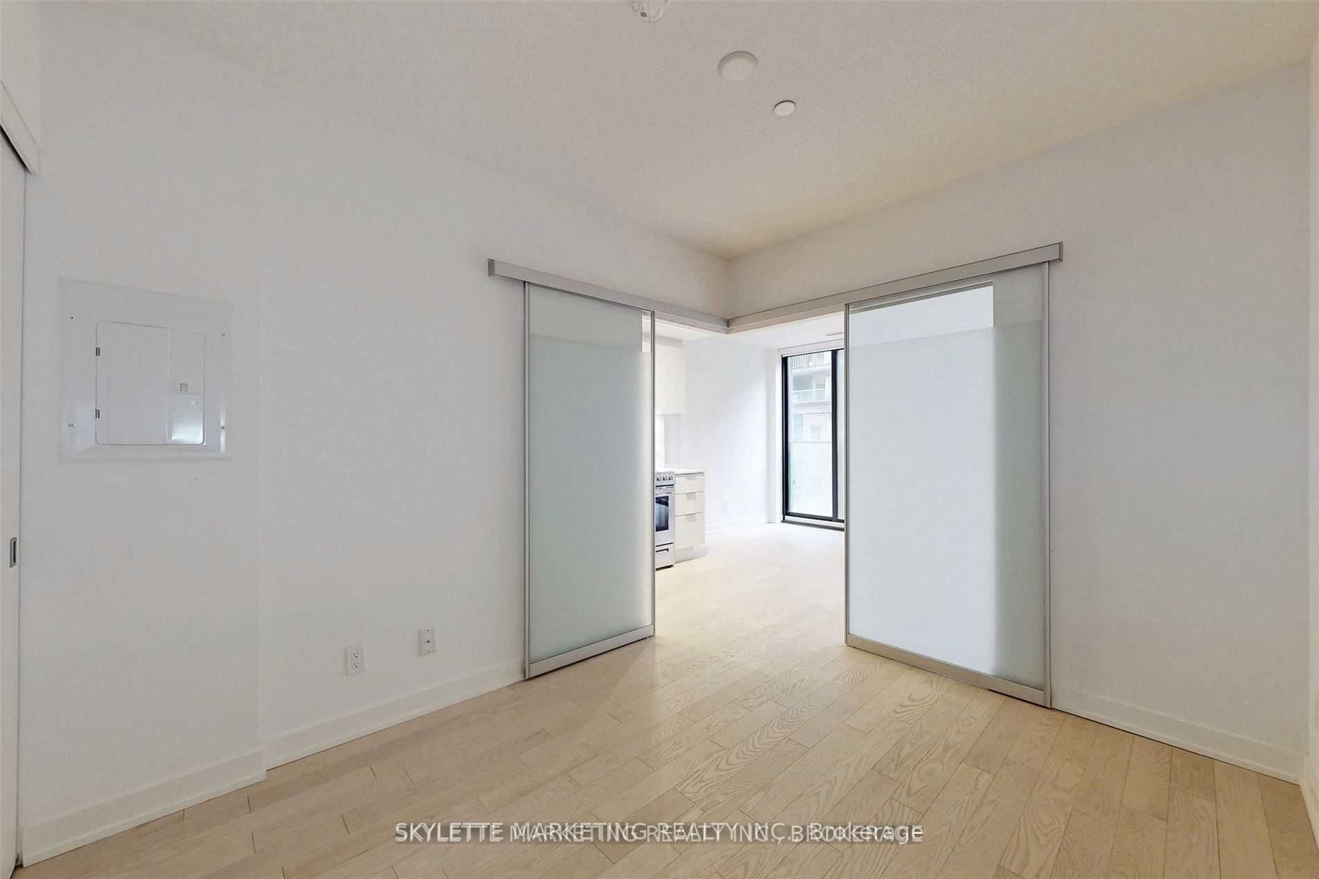 25 Richmond St E, #218