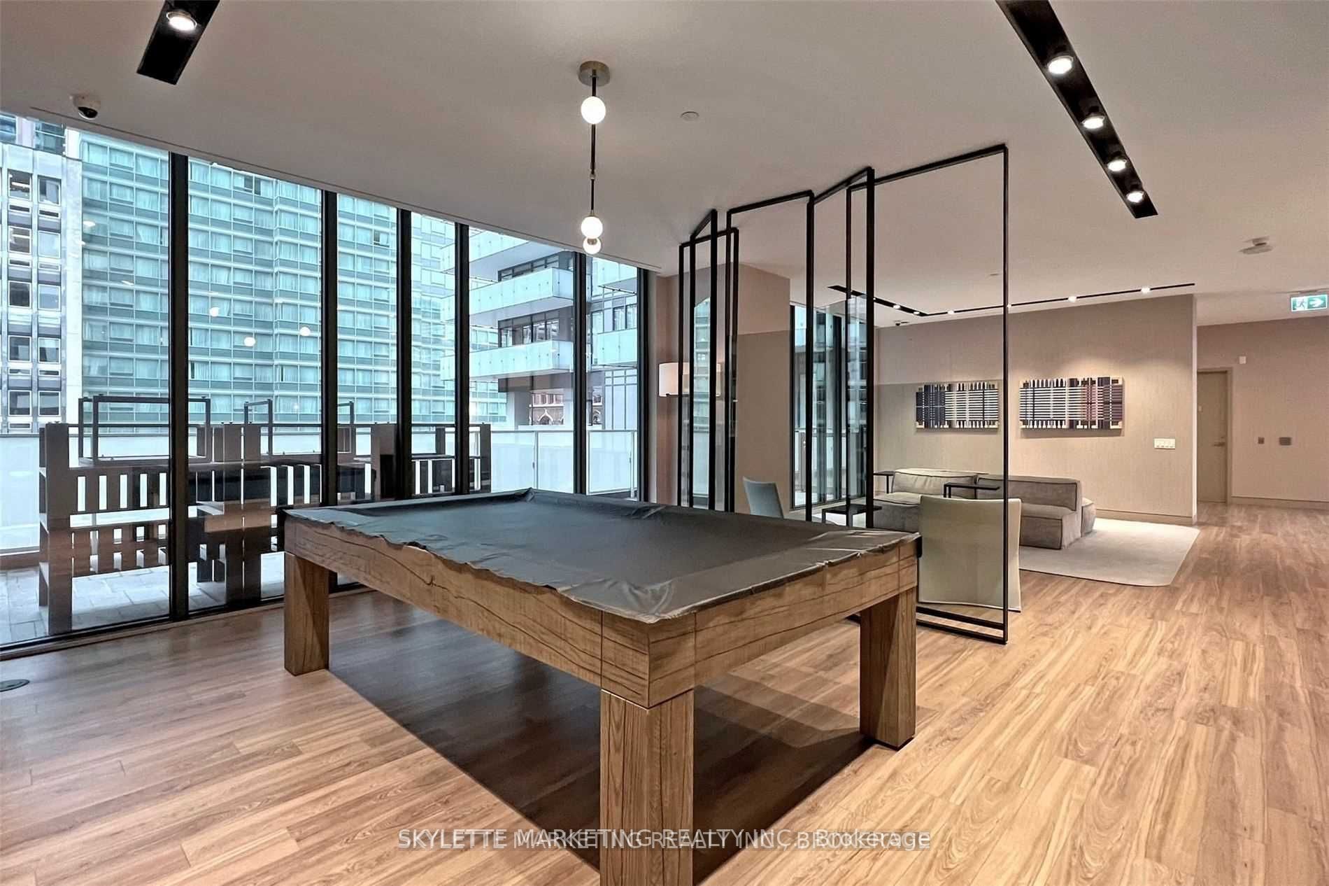 25 Richmond St E, #218