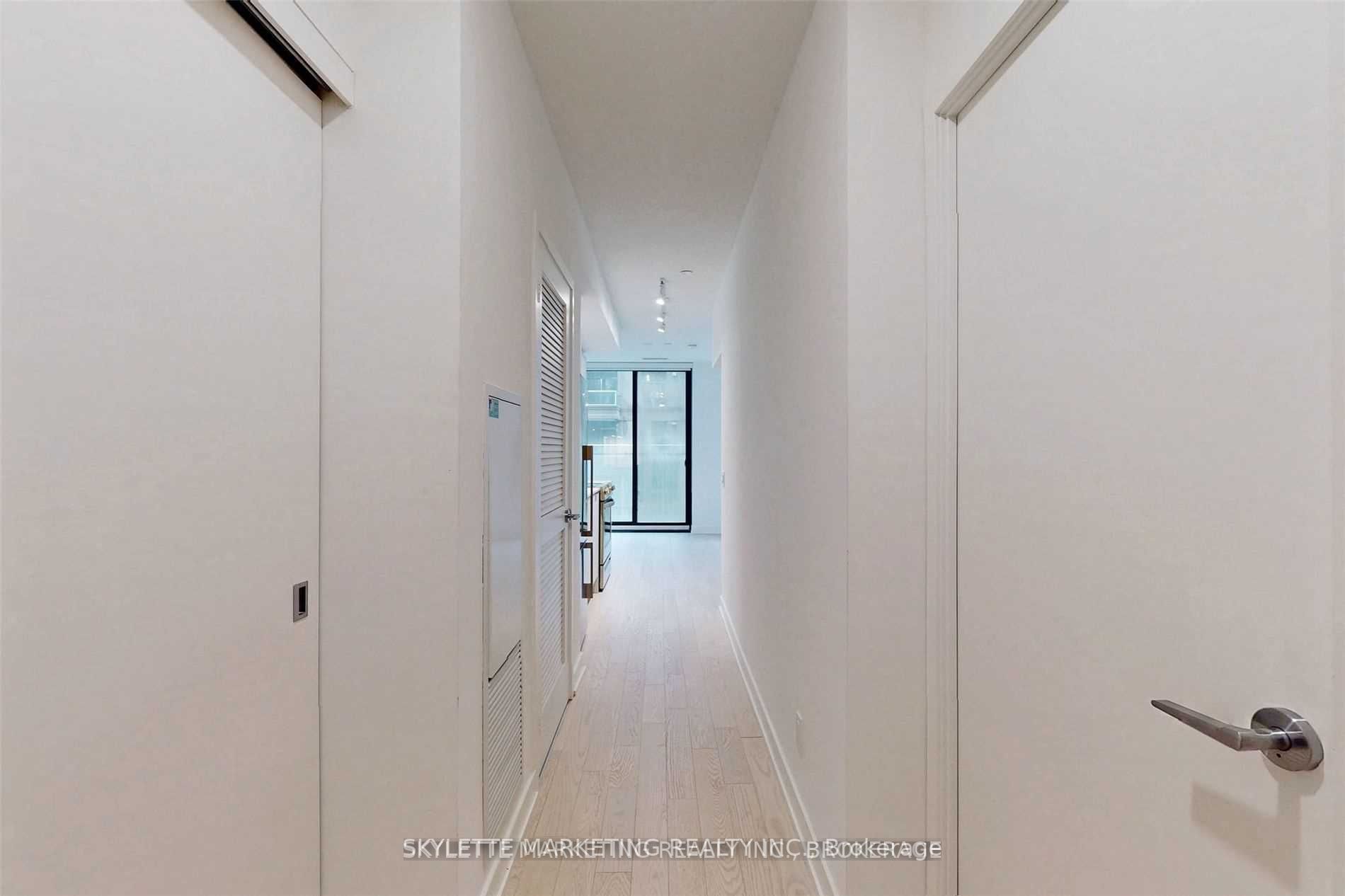25 Richmond St E, #218