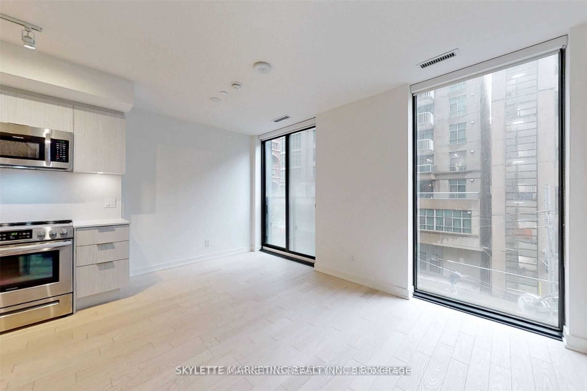 25 Richmond St E, #218