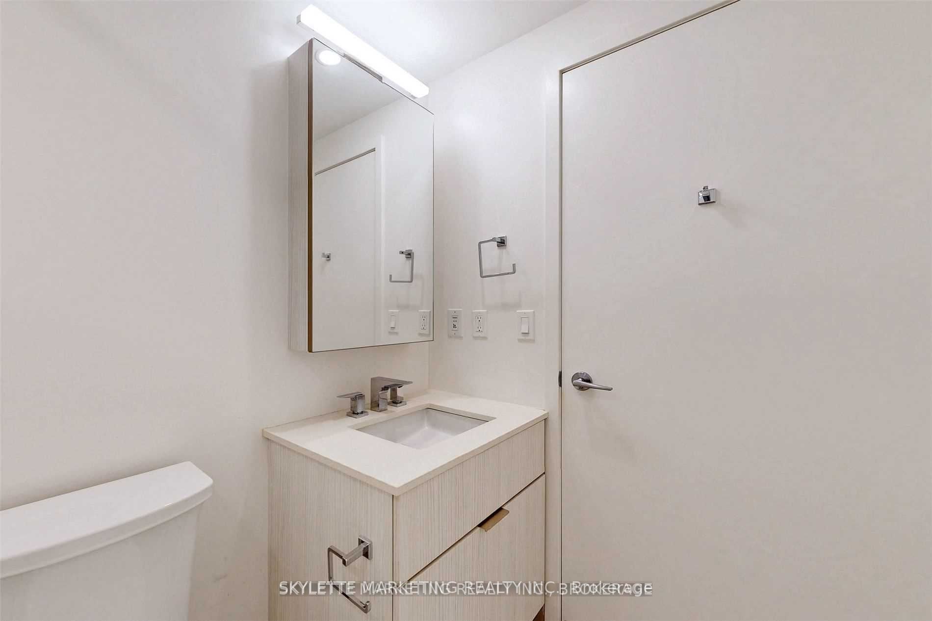 25 Richmond St E, #218