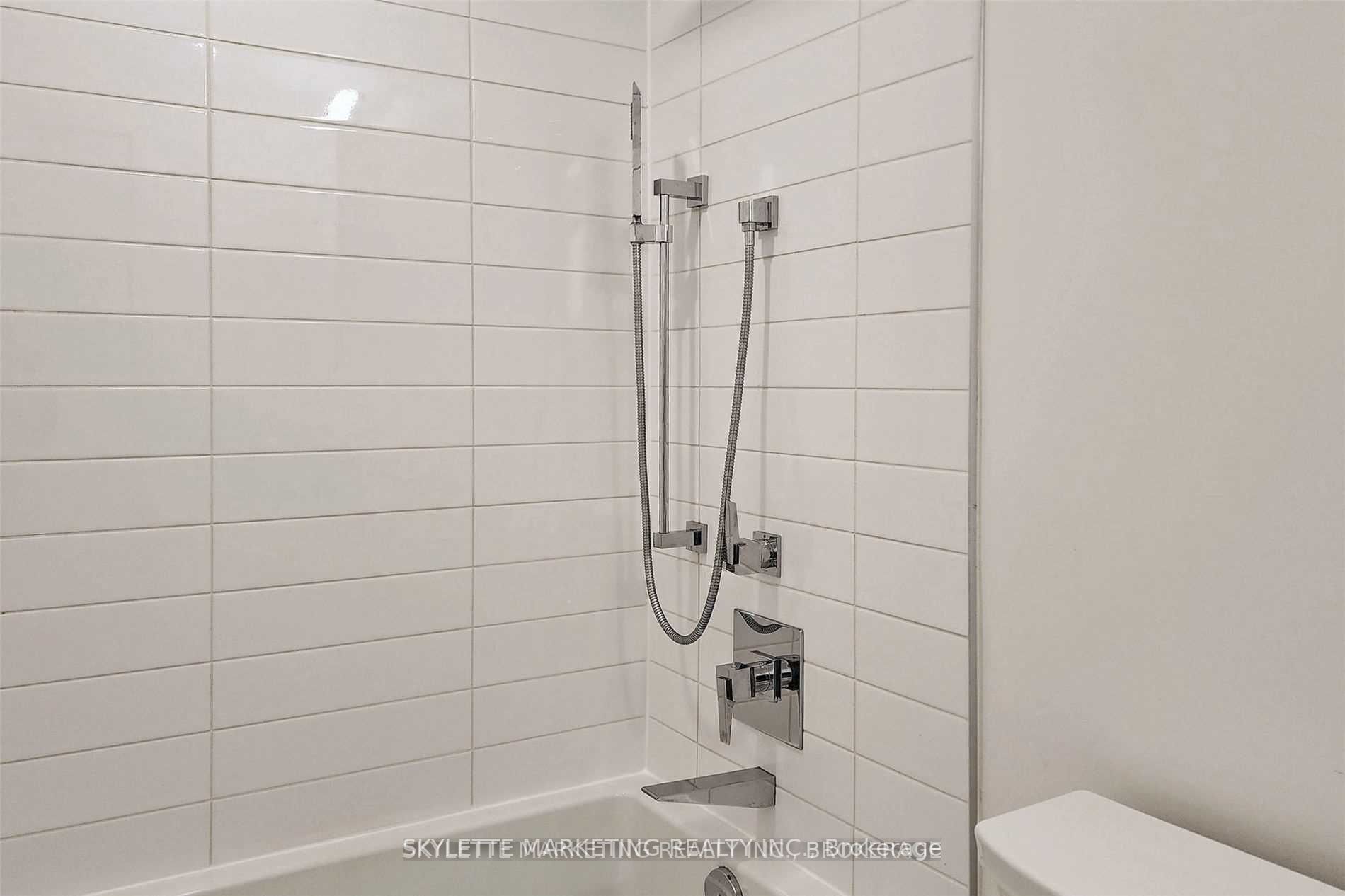 25 Richmond St E, #218